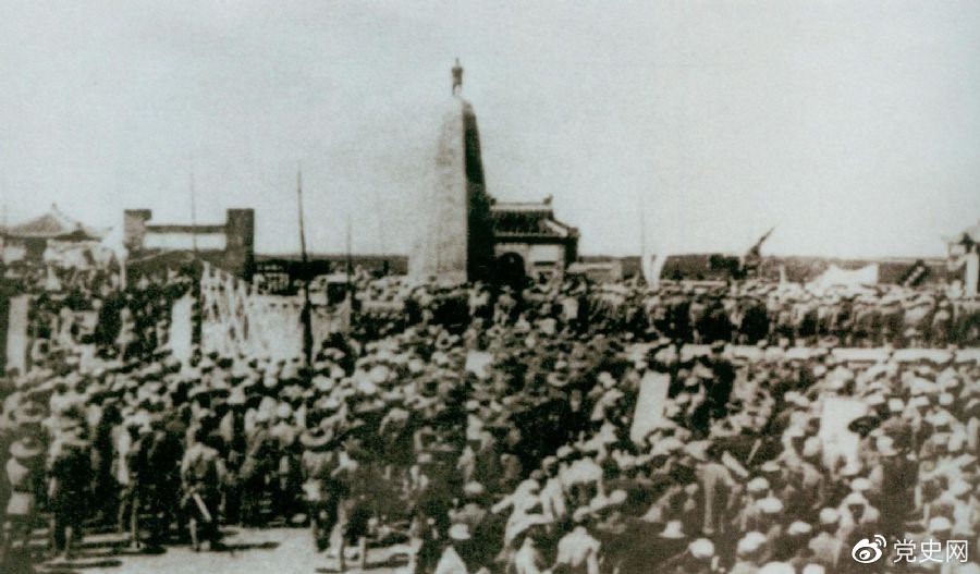 1931年6月,红七军到达中央革命根据地江西兴国县,编入彭德怀率领的红三军团。图为当时会师的情形。